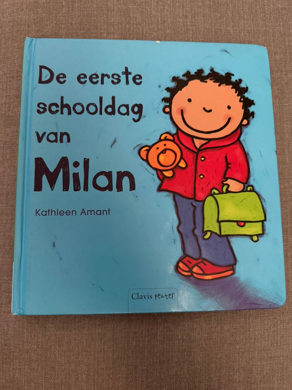 Prentenboek: De eerste schooldag van Milan - L. Slegers, Ophalen of Verzenden, Gelezen, Prentenboek