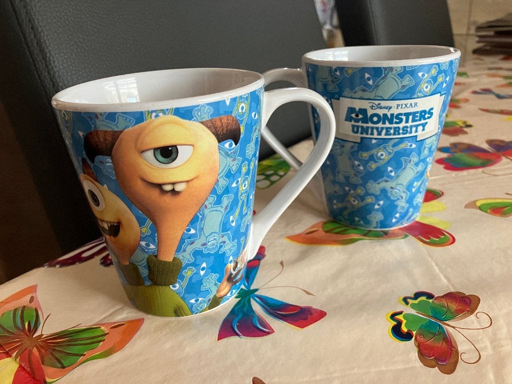 2 mokken Monsters University ( Disney ), Verzamelen, Disney, Ophalen of Verzenden, Servies