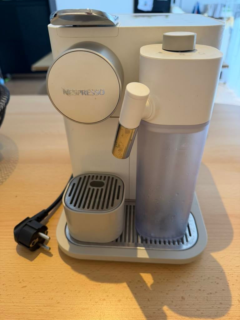 Nespresso DeLonghi, Elektronische apparatuur, Koffiezetapparaten, Ophalen, Zo goed als nieuw