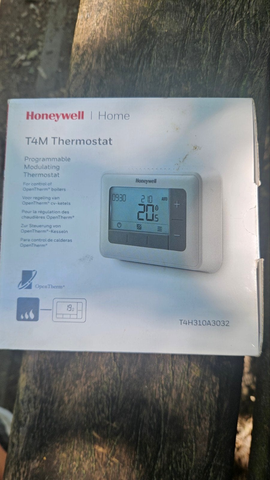 Le thermostat Honeywell T4M pilote automatiquement le chauff