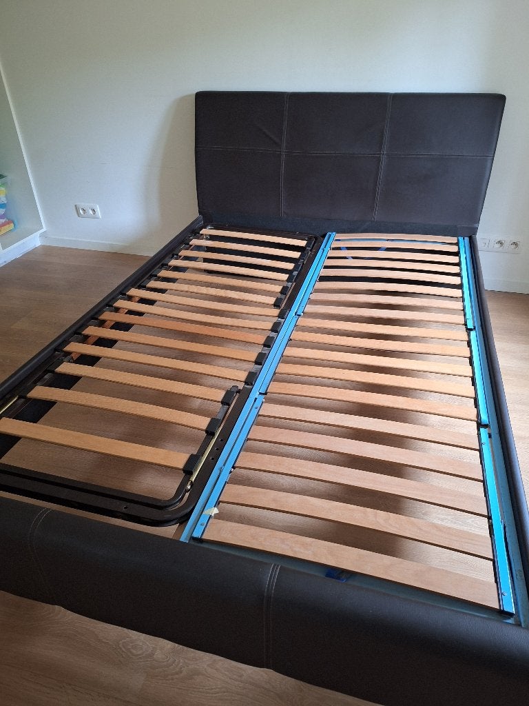 Tweepersoonsbed met lattenbodem 140cm, Ophalen, Overige materialen, Gebruikt, Bruin
