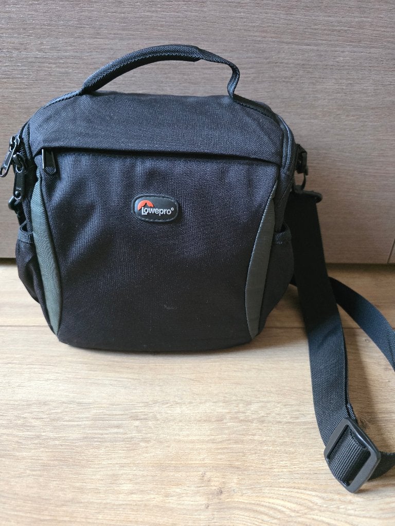 Lowepro 160 cameratas, Audio, Tv en Foto, Ophalen of Verzenden, Opbergvakken, Zwart, Schoudertas