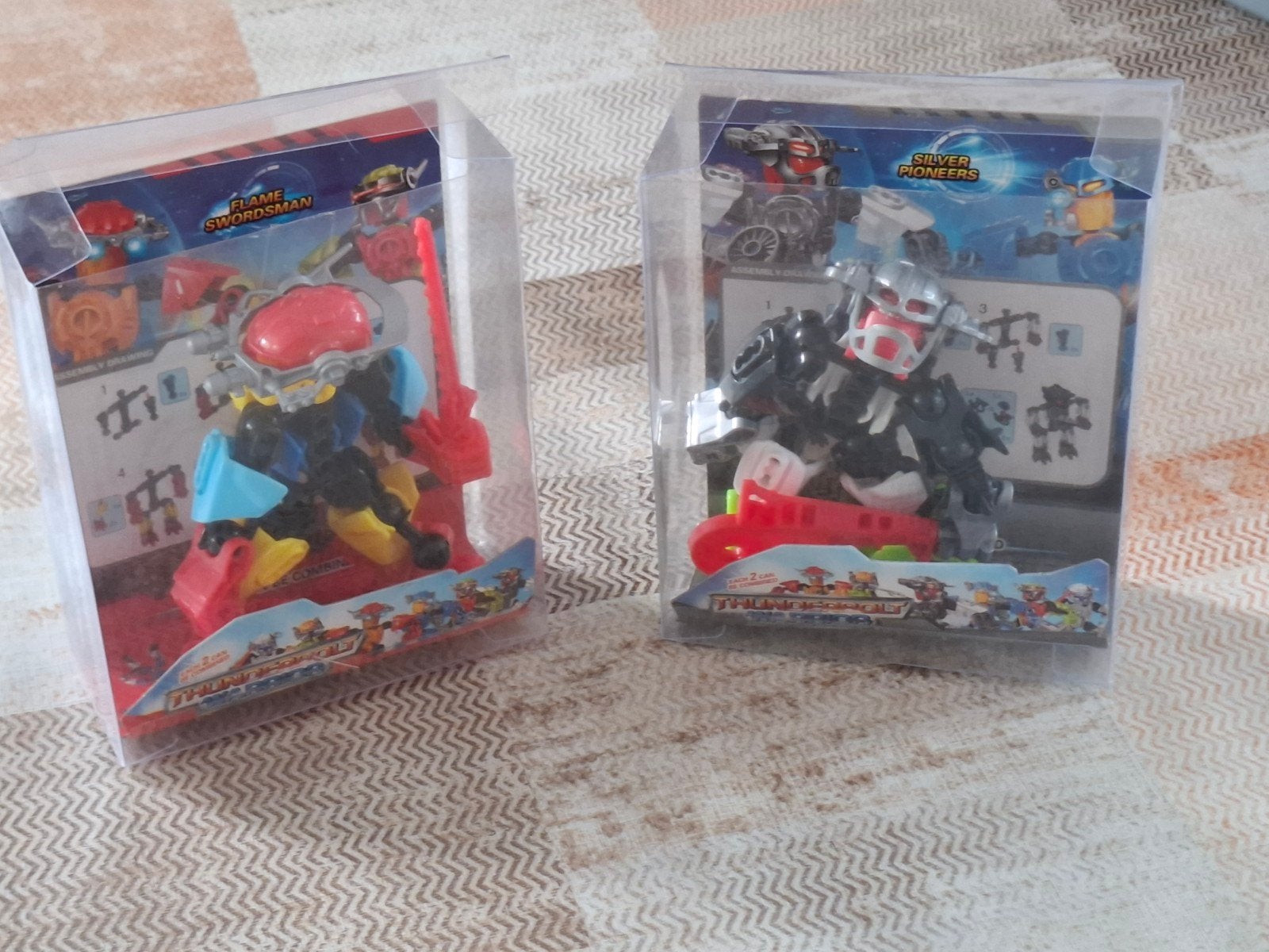 2 speelfiguren / Thunderbolt warriors, Ophalen of Verzenden, Zo goed als nieuw
