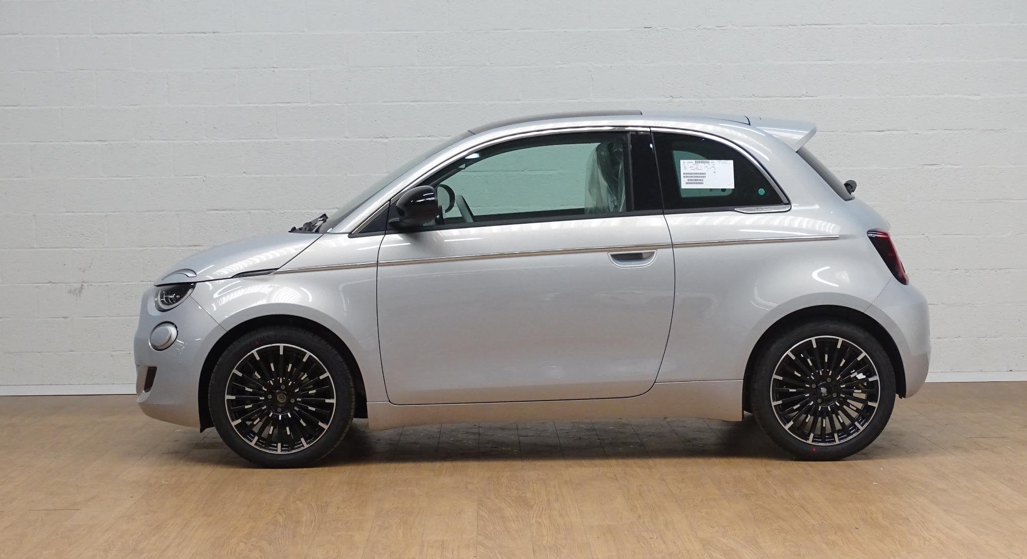 Fiat 500 1.0 Hybrid LA PRIMA Al vanaf € 379/maand – All-, Auto's, Voorwielaandrijving, 4 zetels, Stof, Zwart