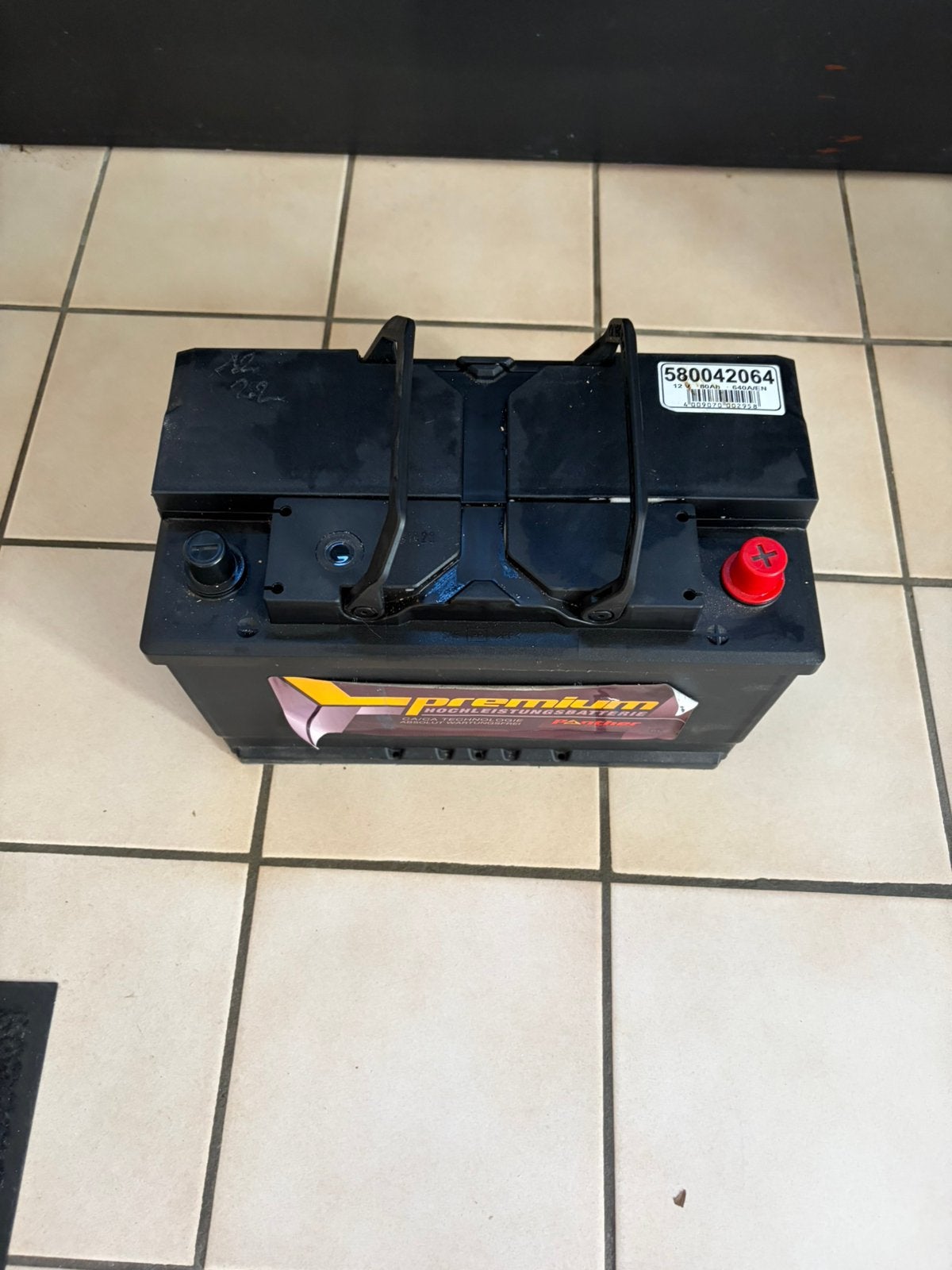 Auto batterijNooit gebruikt.Foto spanning na half uur oplade
