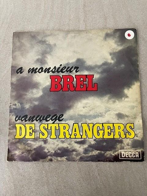 vinyl single - de strangers- a monsieur brel, Beschermende buitenhoes, Ophalen, Gebruikt