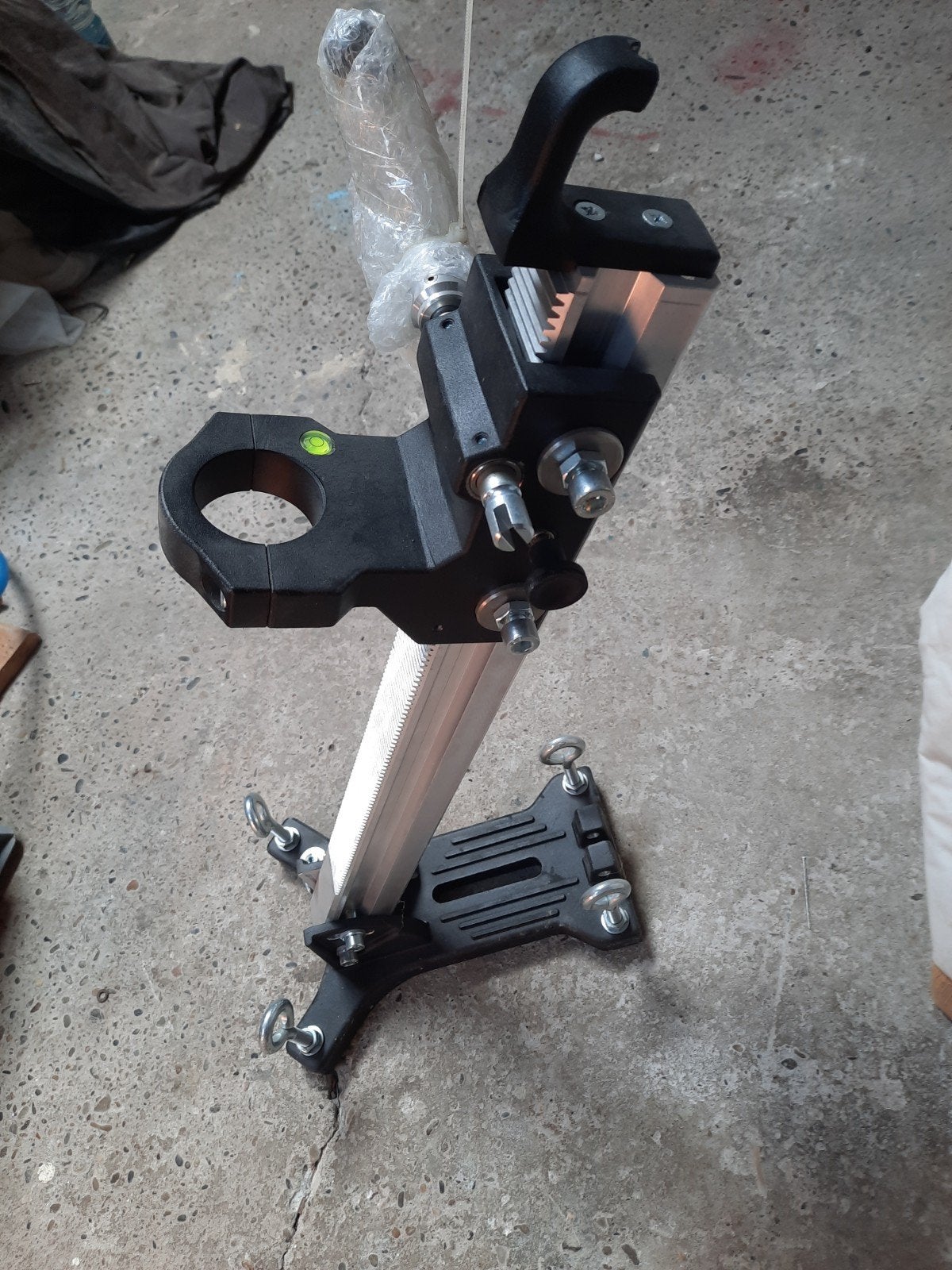 Makita P-40082 Diamantboorstandaard voor DBM080 / DBM131
Mak, Ophalen