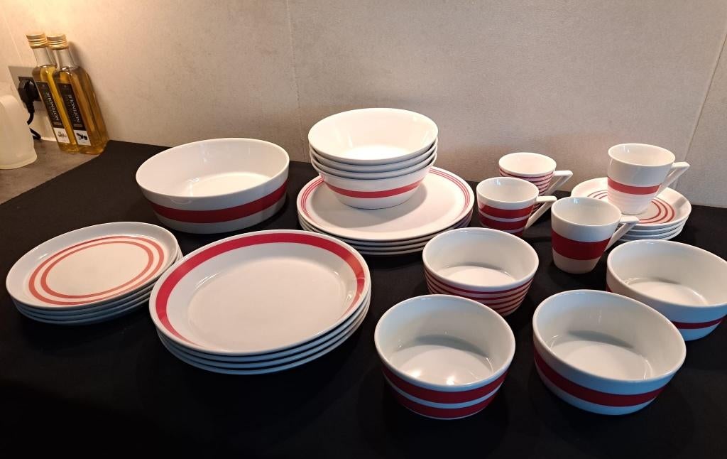 Salt en Pepper servies rood/wit - 4 personen, Huis en Inrichting, Keuken | Servies, Ophalen, Zo goed als nieuw, Overige stijlen