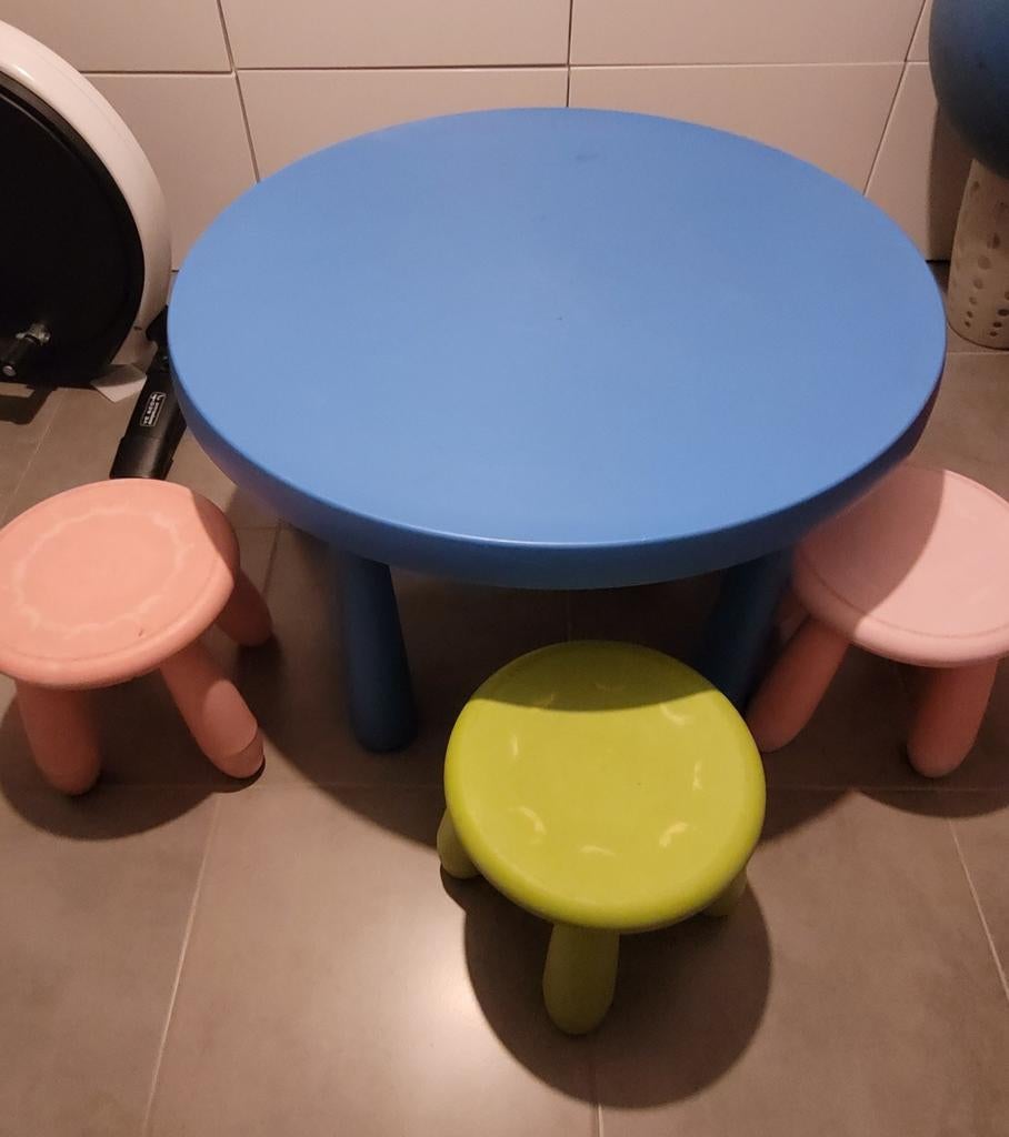 2 ikea speeltafels met 5 krukjes, Ophalen, Gebruikt