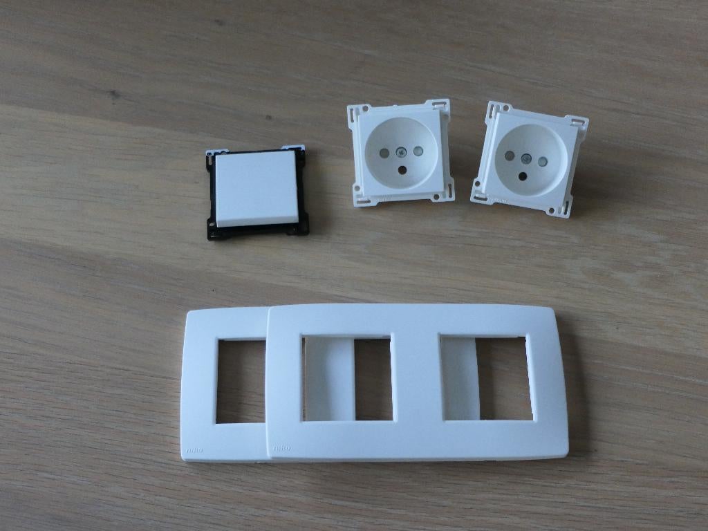 Set wit Niko, Doe-het-zelf en Bouw, Ophalen of Verzenden, Gebruikt, Stekker