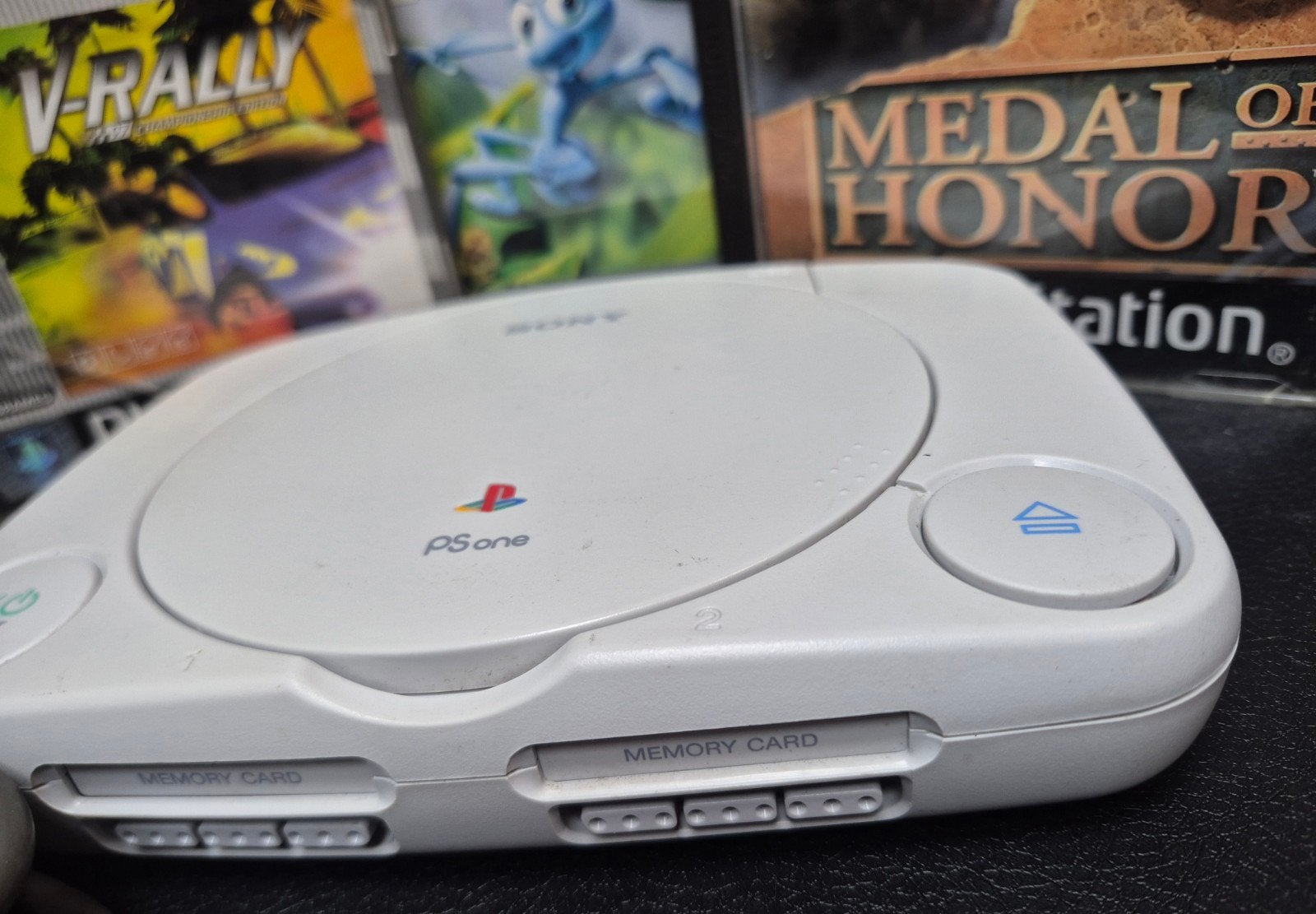 PlayStation model PS One avec jeux et manette, Enlèvement ou Envoi