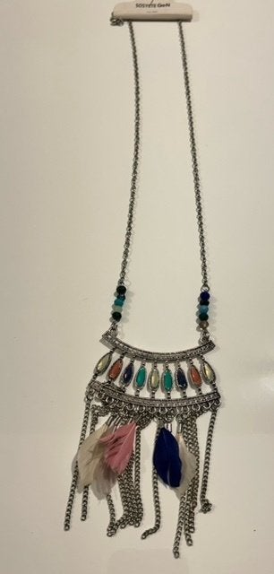 Zilverkleurige ketting met hanger met kralen en veren, Ophalen of Verzenden, Nieuw, Zilver, Met hanger