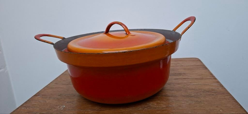 Gietijzeren kookpot met deksel. Doormeter bovenaan : 24cm ., Ophalen of Verzenden, Gebruikt, Gietijzer, Koekenpan of Braadpan