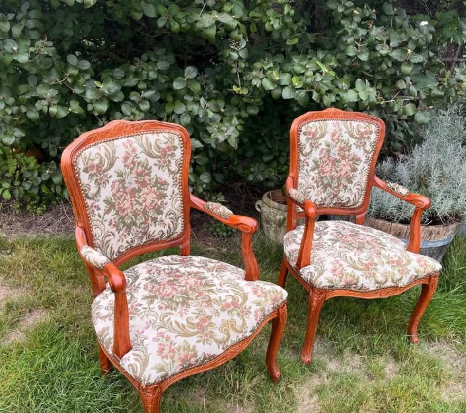Alle stoeltje vintage 30€ het stuk ook kastje te koop, Ophalen