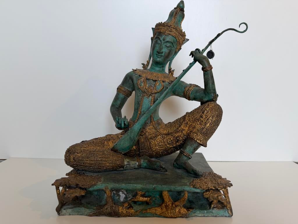 Thais bronzen beeld met goud, Antiek en Kunst, Verzenden