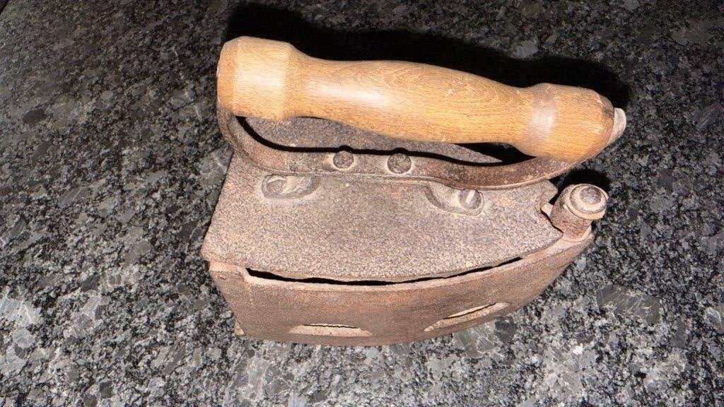 Antiek gietijzeren strijkijzer met houten handvat, Ophalen