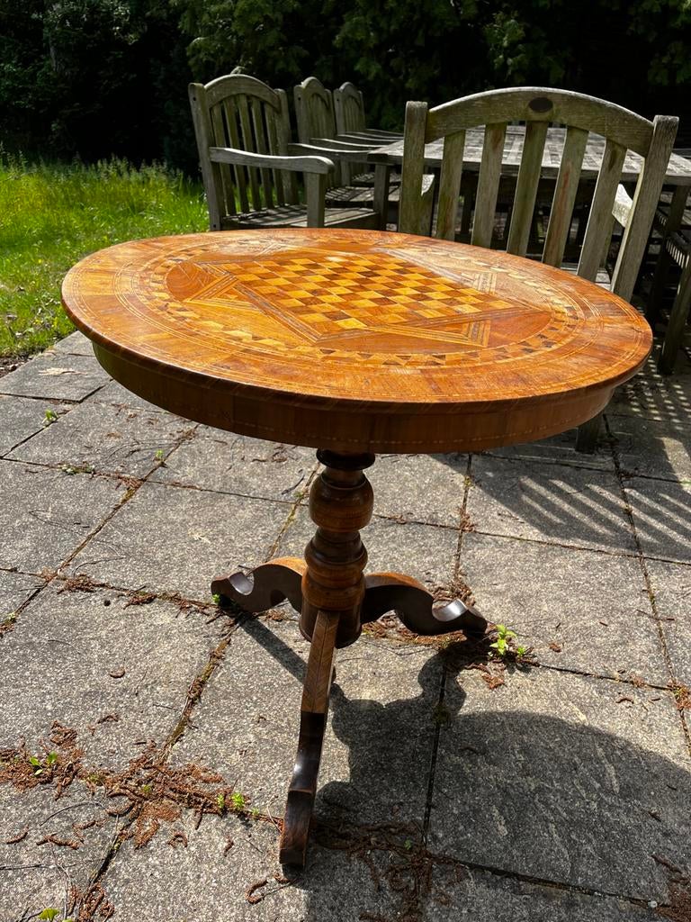 Table de jeu ancienne ronde, Enlèvement