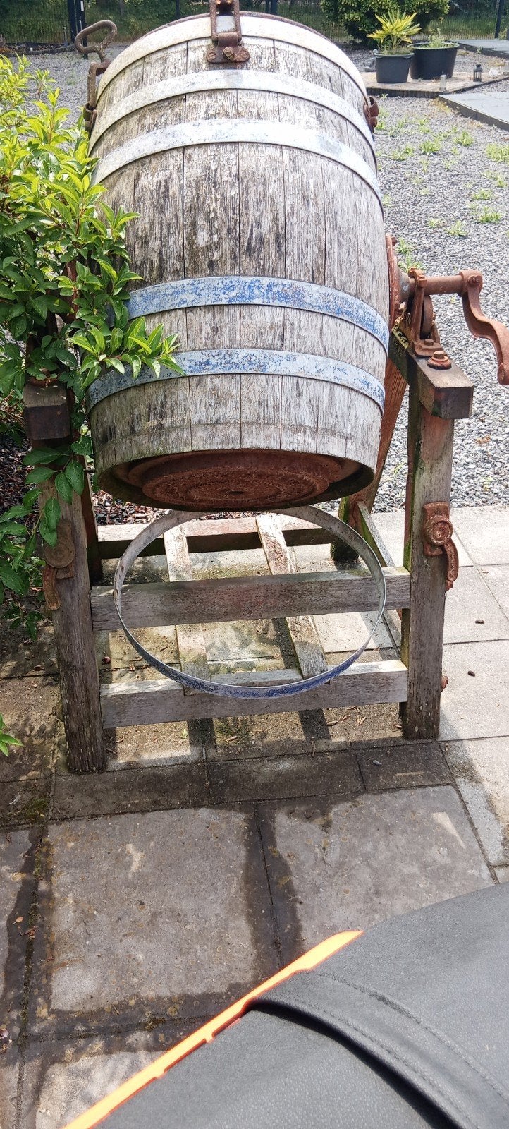 Te koop ton in het hout met ijzeren ringen en op steun, Tuin en Terras, Regentonnen, Ophalen, Gebruikt, Metaal