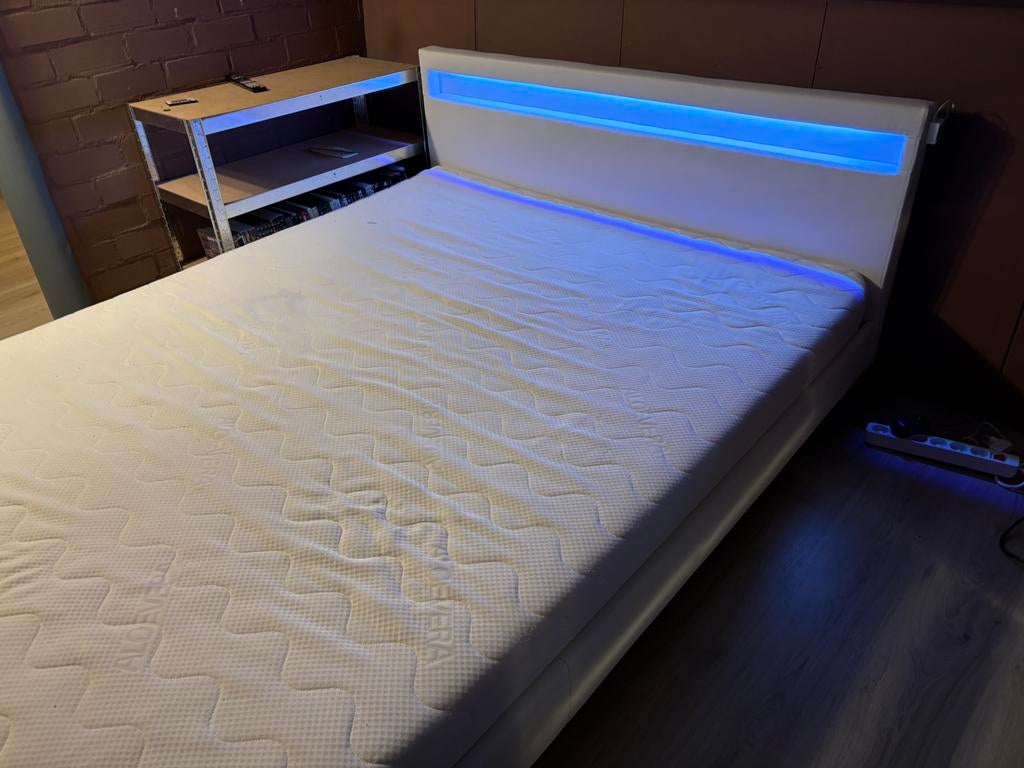 Nieuw 2 persoonsbed + nieuwe matras, Huis en Inrichting, Ophalen, Zo goed als nieuw