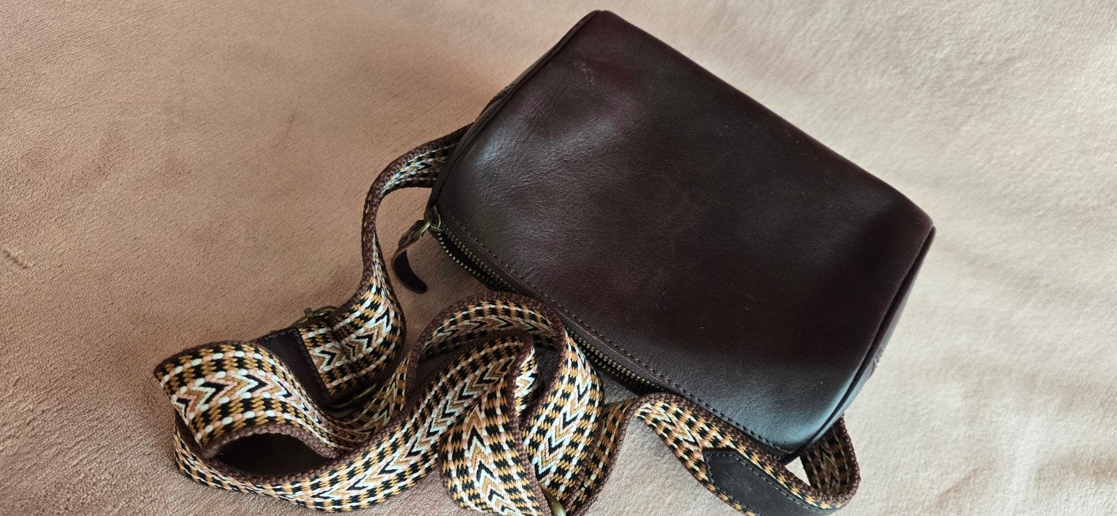 Sac à bandoulière en cuir marron foncé avec large ceinture —, Enlèvement ou Envoi