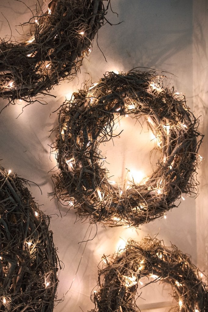 NIEUWE Kerstkrans natuurhout in white/gray washing met LED, Maison & Meubles, Neuf, Bois, Couronne, 50 cm