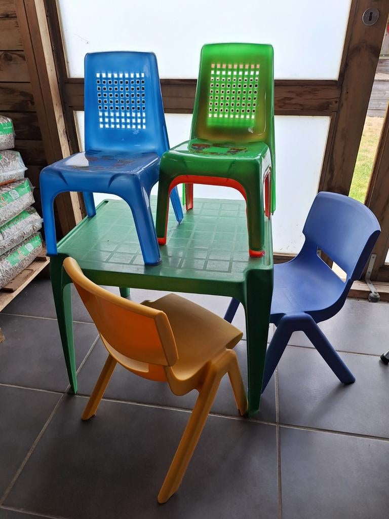 Kleurrijke tafel en stoelen, Kinderen en Baby's, Kinderkamer | Tafels en Stoelen, Ophalen, Stoel(en)