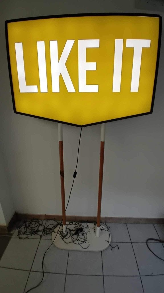 Unieke lichtreclame LIKE IT, Ophalen
