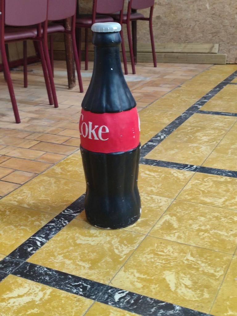 Stenen coca cola fles, Ophalen