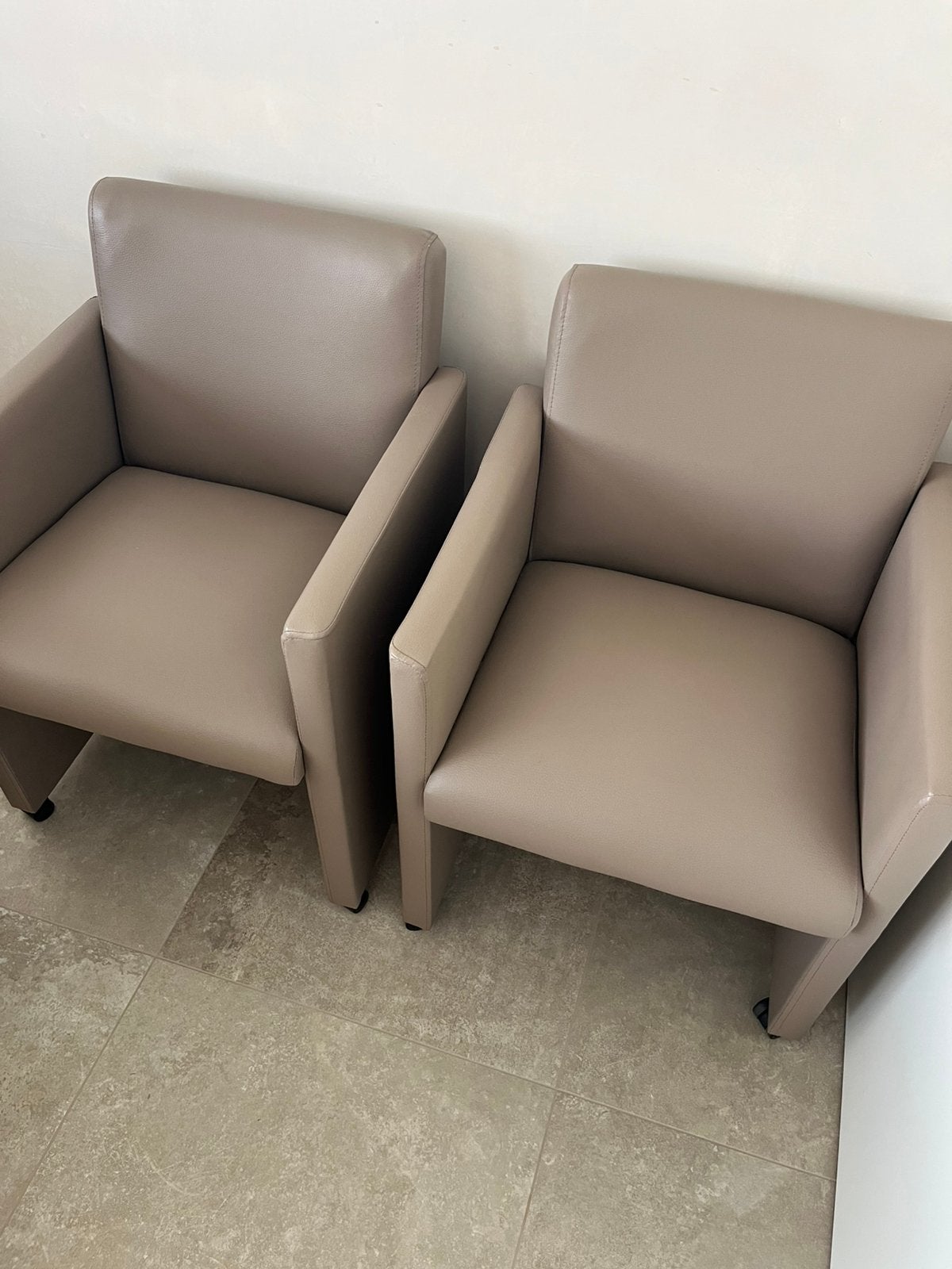 2 lederen fauteuils op wieltjes, Huis en Inrichting, Stoelen, Ophalen, Zo goed als nieuw