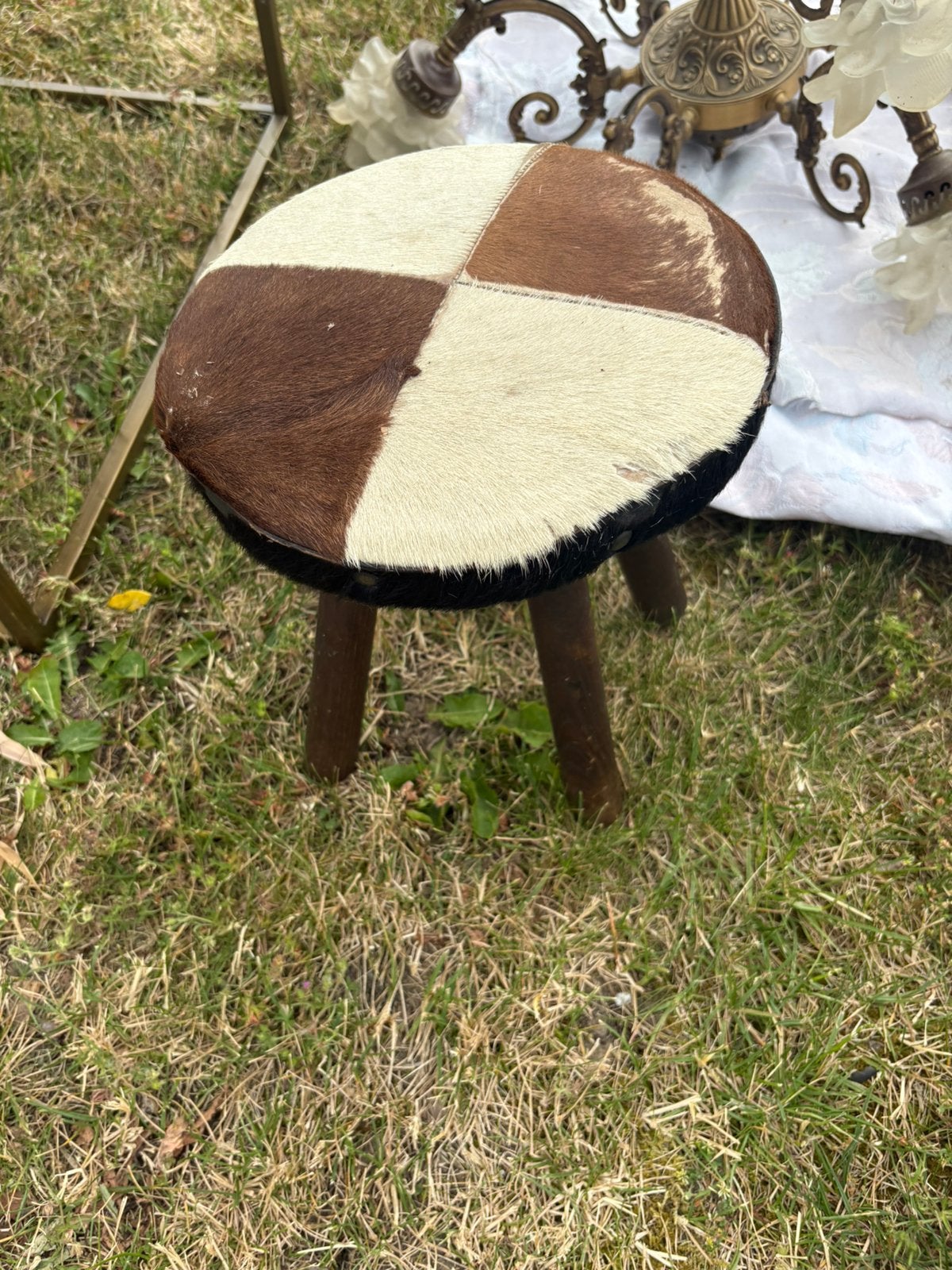 Tabouret en cuir de vache, Enlèvement
