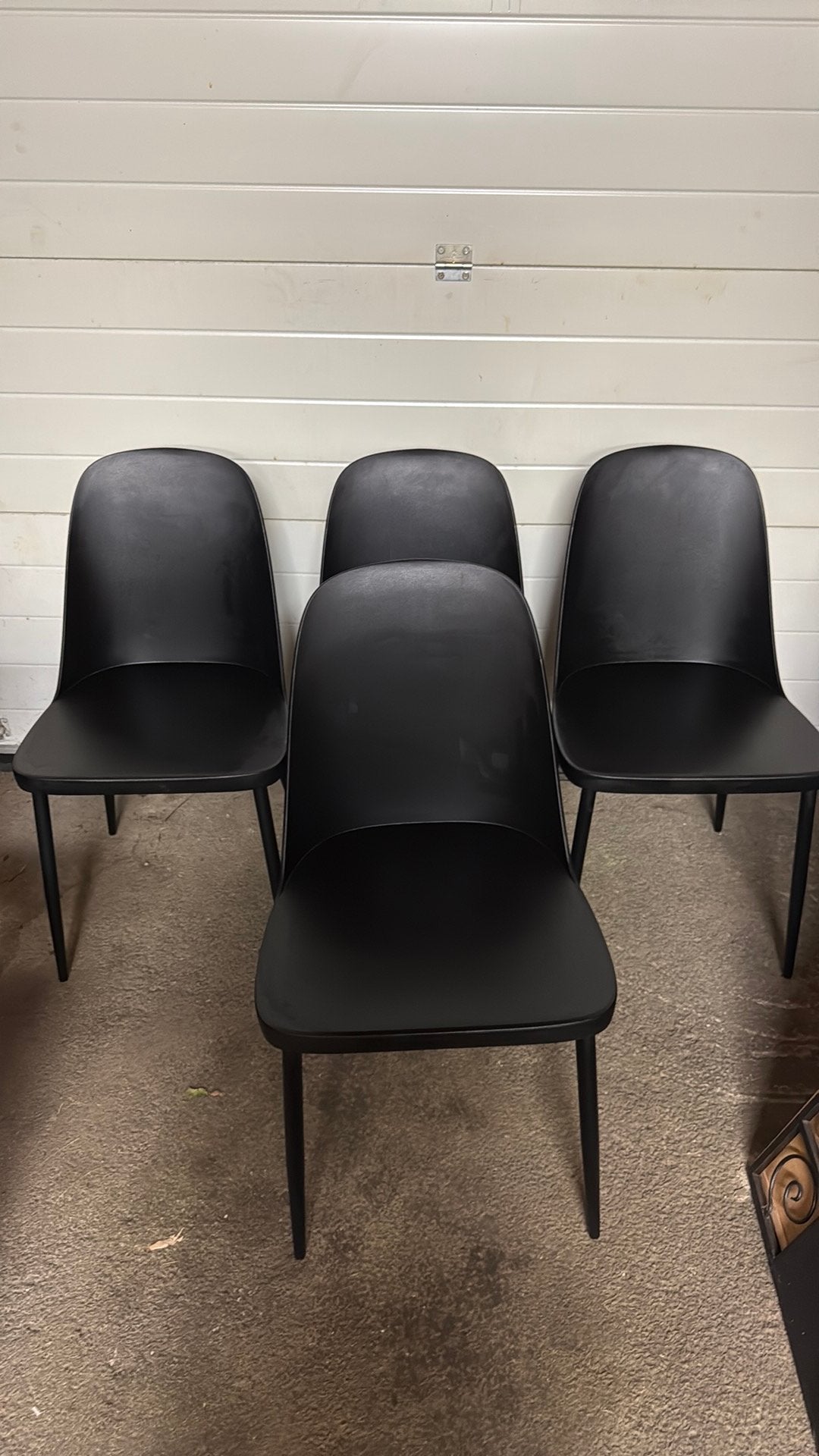 4 zwarte stoelen. Hard plastieken zit. Metalen poten, Huis en Inrichting, Stoelen, Ophalen, Kunststof, Gebruikt, Zwart