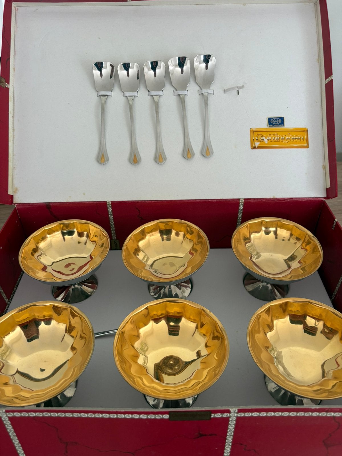 Jamais utilisé, recouvert d’Or 24 carats, diamètre 11,5 cm, Set de couverts, Enlèvement ou Envoi, Comme neuf, Autres marques