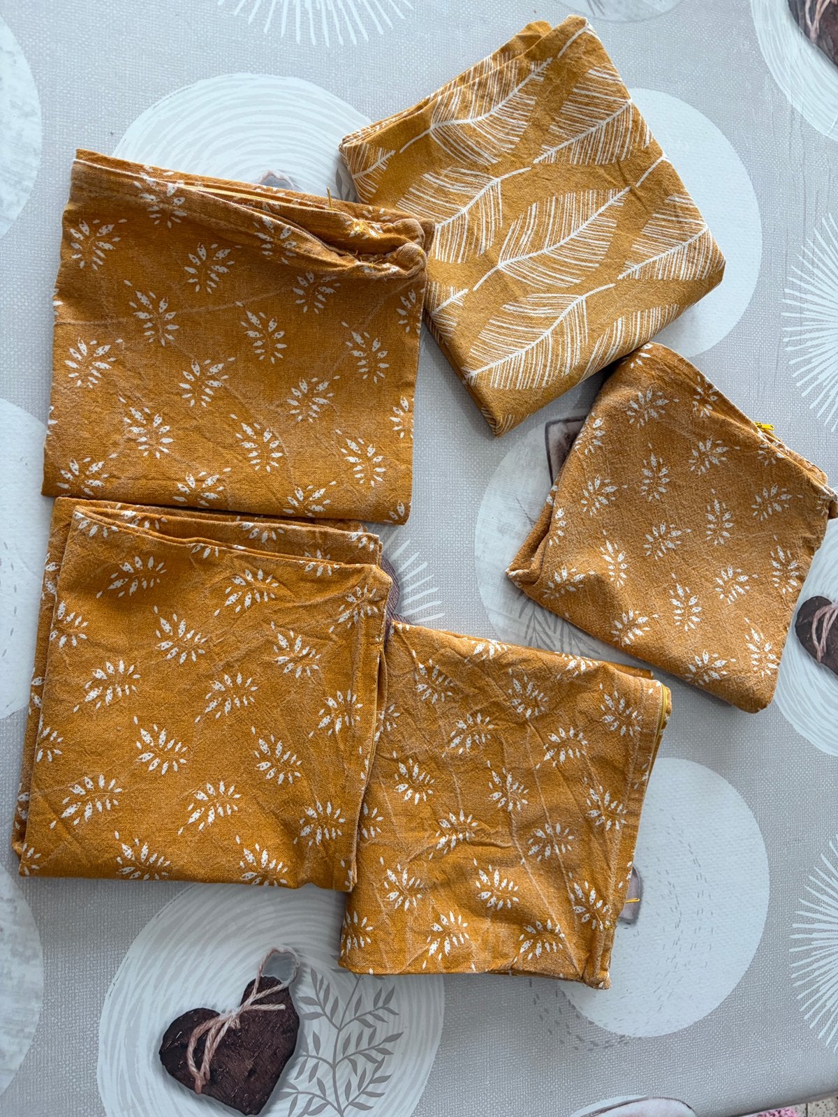 Lot de 5 housses de coussin jaune moutarde – 44 x 40 cm., Maison & Meubles, Enlèvement ou Envoi, Comme neuf, Jaune
