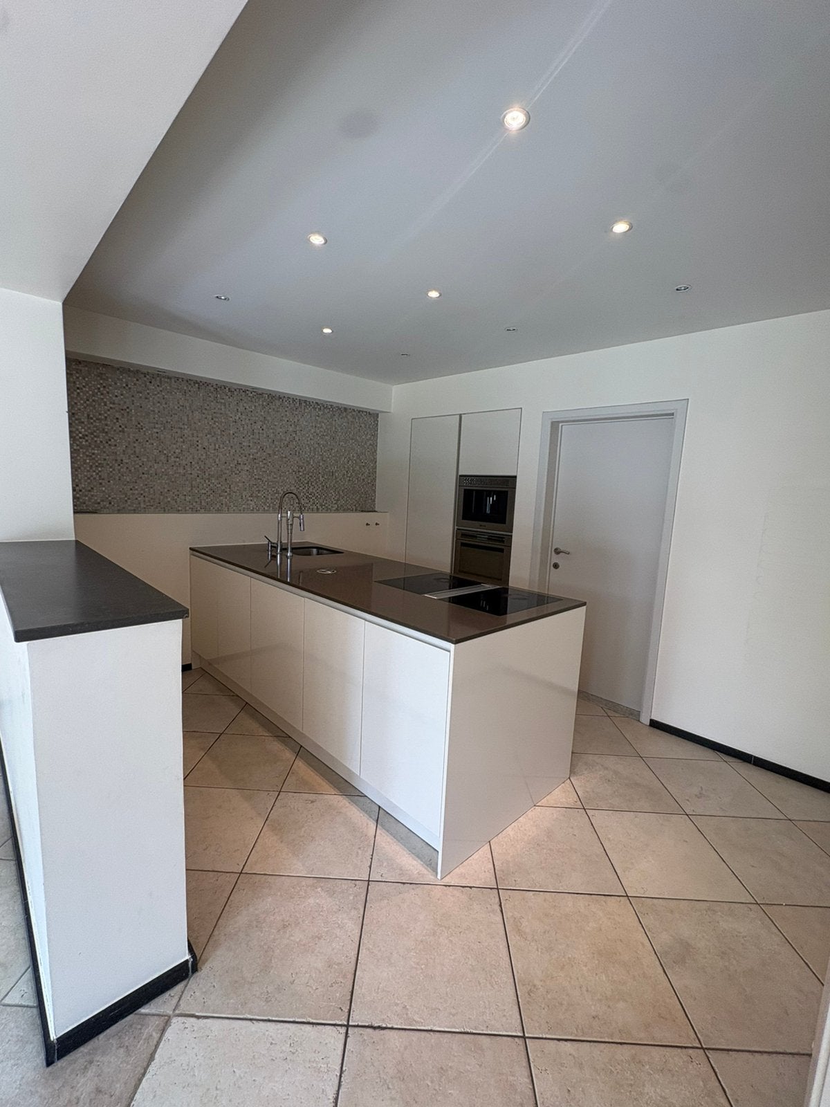 Moderne keuken met eiland, Ophalen, Zo goed als nieuw, Met kookeiland