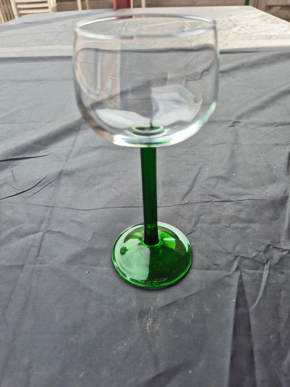 Vintage Luminarc hoge wijnglazen met groene voet (57 stuks), Verzamelen, Glas en Drinkglazen, Ophalen