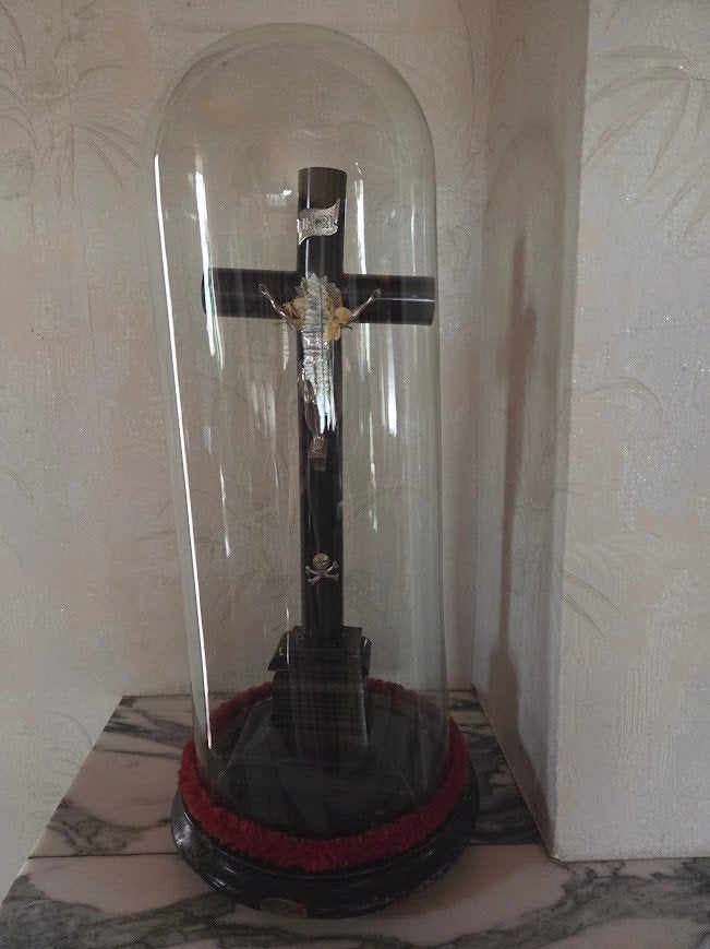 Stolp met kruisbeeld, Glas, Ophalen, Gebruikt, 22 cm