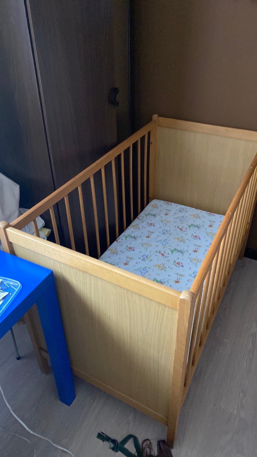 Kinderbedje met matras en twee overtrekken, Kinderen en Baby's, Kinderkamer | Complete kinderkamers, Ophalen, Zo goed als nieuw