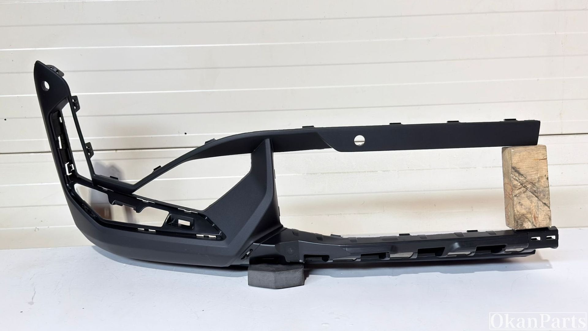 Coin droit du pare-chocs avant droit BMW X1 U11 51119883580, Petuelring 130
80788  Munich, DE, Pare-chocs, Info@bmw.de, Utilisé