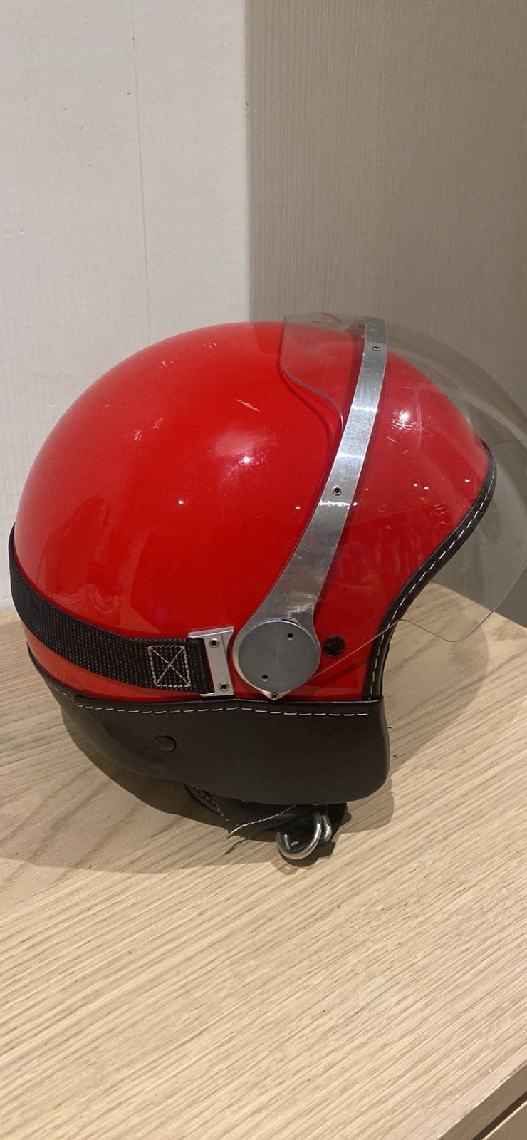Rode vespa helm, Ophalen, Zo goed als nieuw