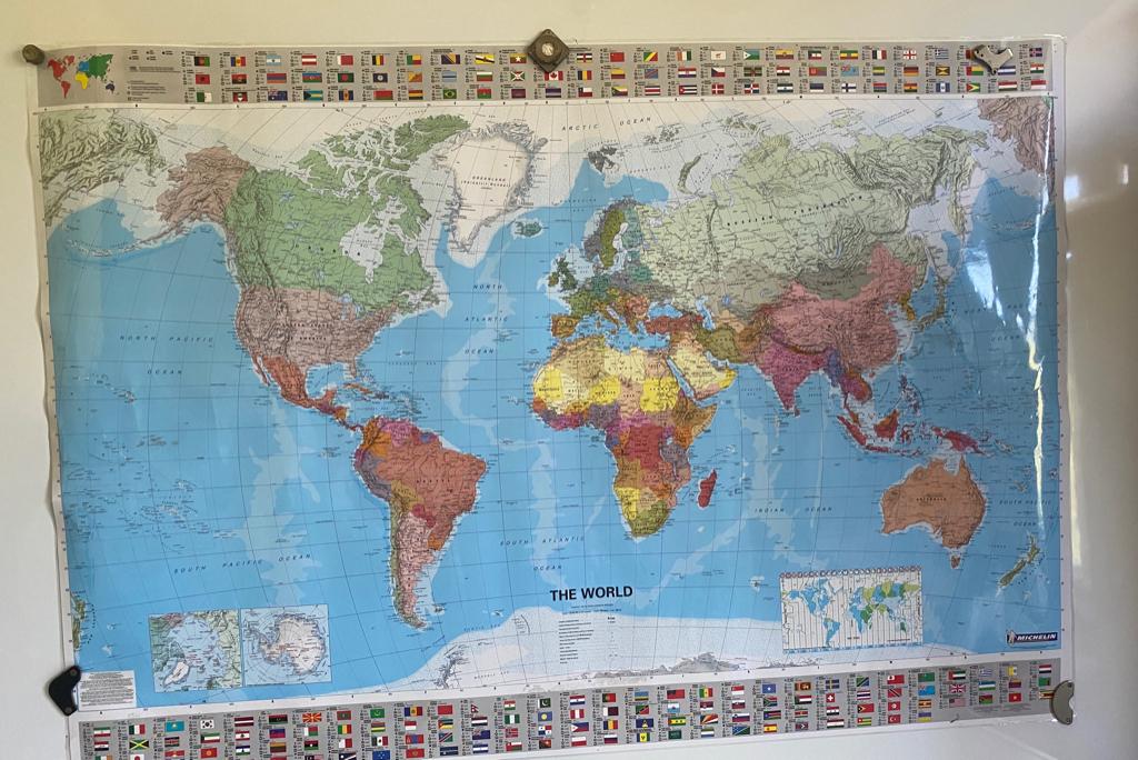 Grote Michelin-wereldposter met vlaggen, Ophalen