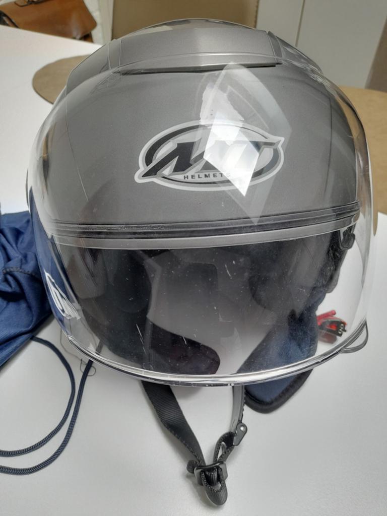 Helm voor bromfiets, Ophalen