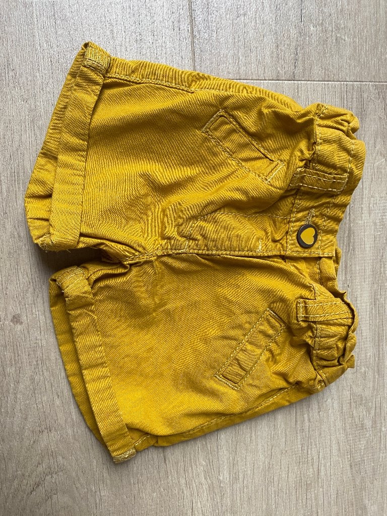 kiabi okergele short maat 56, Kinderen en Baby's, Babykleding | Maat 56, Kiabi, Gebruikt, Broekje, Jongetje of Meisje