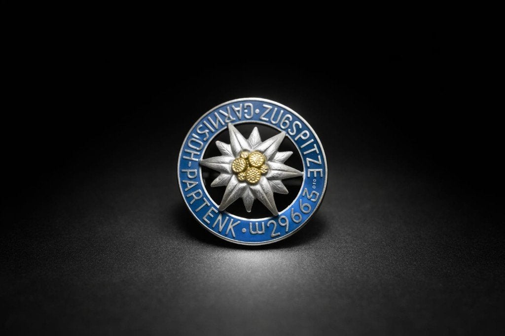Badge en forme d'edelweiss représente le sommet Zugspitze., Enlèvement, Autres matériaux, Bleu, Moins de 4 cm