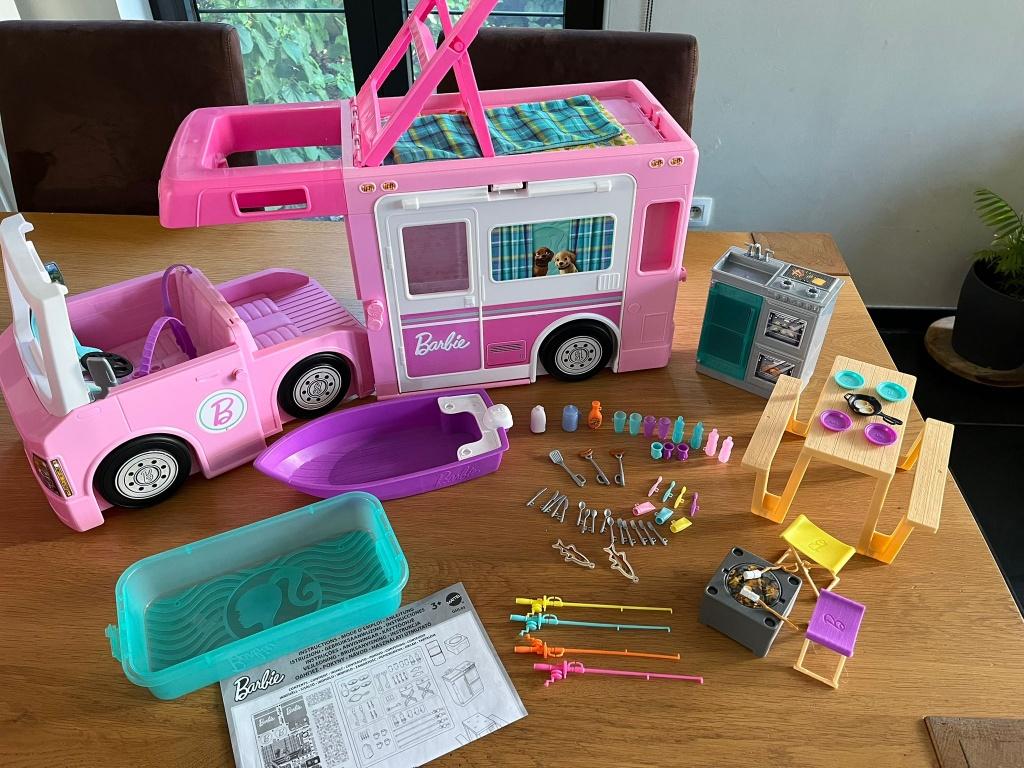Barbie Camper Van met accesoires inclusief twee barbiepoppen, Enlèvement, Comme neuf