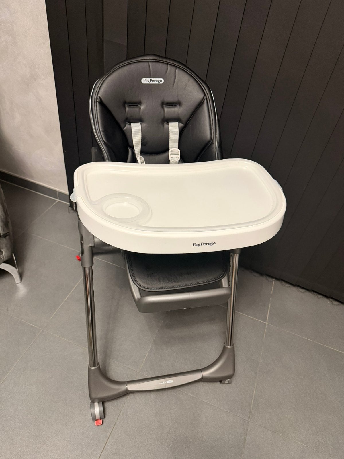 Peg Perego Prima Pappa Follow Me – Zwart – Zeer goede staat, Kinderen en Baby's, Ophalen, Zo goed als nieuw, Afneembaar eetblad