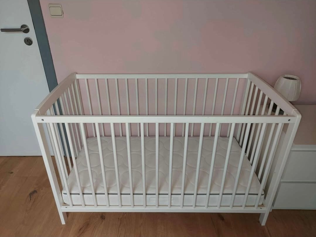 Babybed + matras + beddengoed, Kinderen en Baby's, Ophalen, Zo goed als nieuw