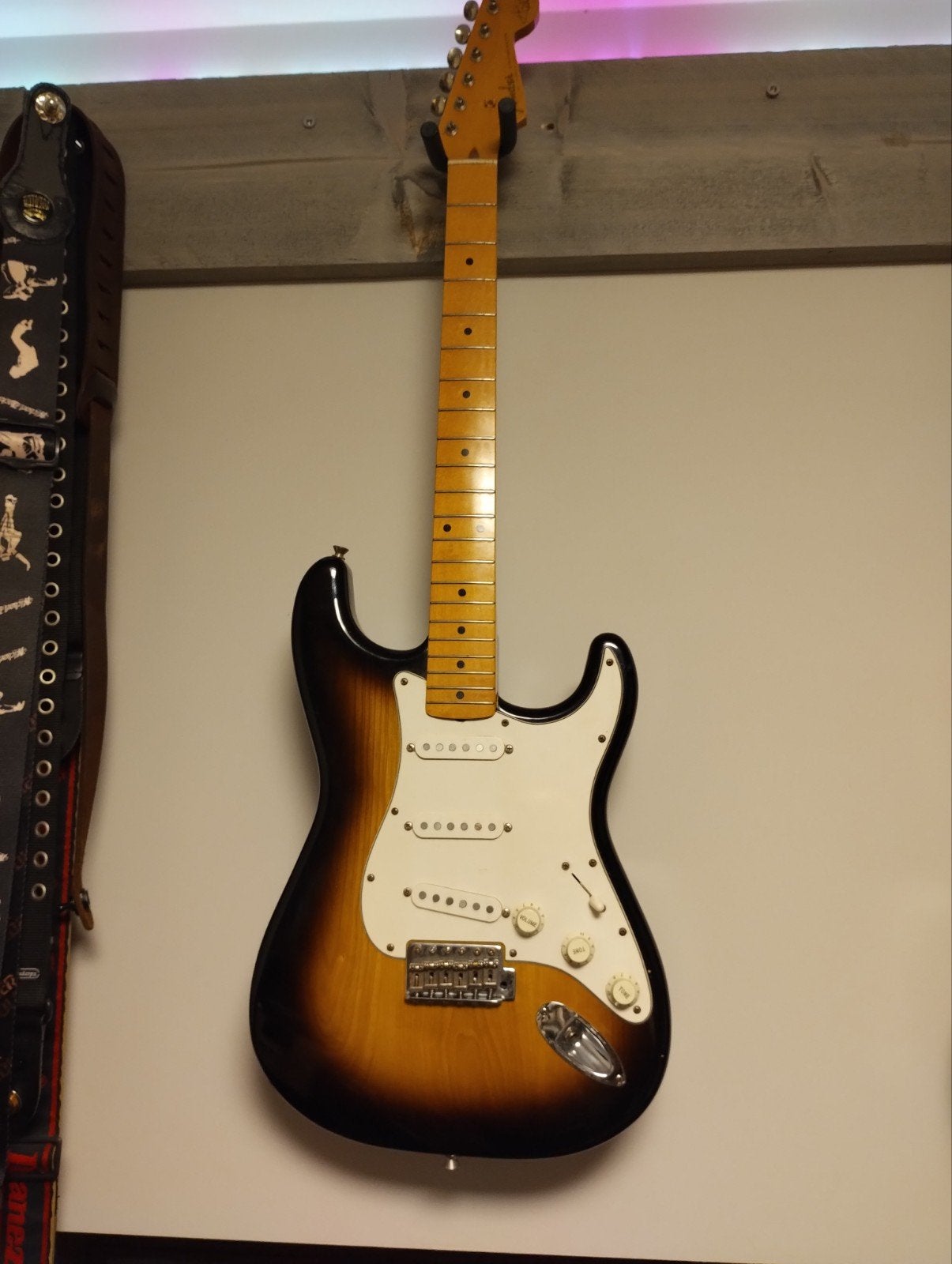 Fender stratocaster
50th anniversary, Musique & Instruments, Instruments à corde | Guitares | Électriques, Enlèvement ou Envoi
