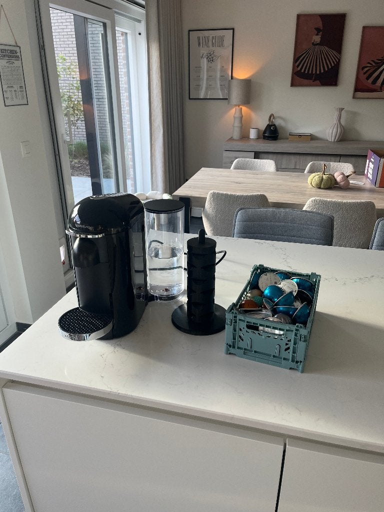 Koffiezet Nespresso Vertuo zwart + verzameling koffiepads, Elektronische apparatuur, Ophalen, Gebruikt, Koffiemachine, 2 tot 4 kopjes