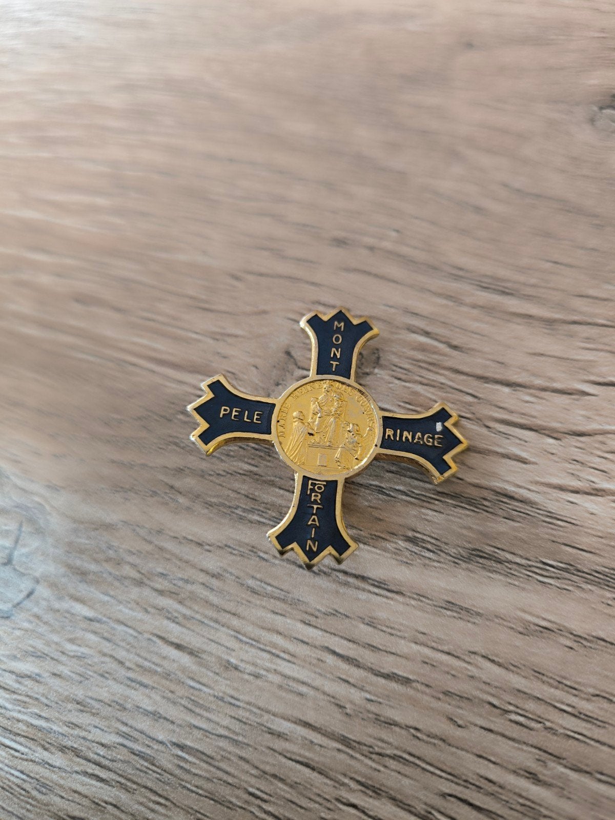 Broche religieuse ancienne - Pèlerinage Montfortain - Signée, Enlèvement ou Envoi