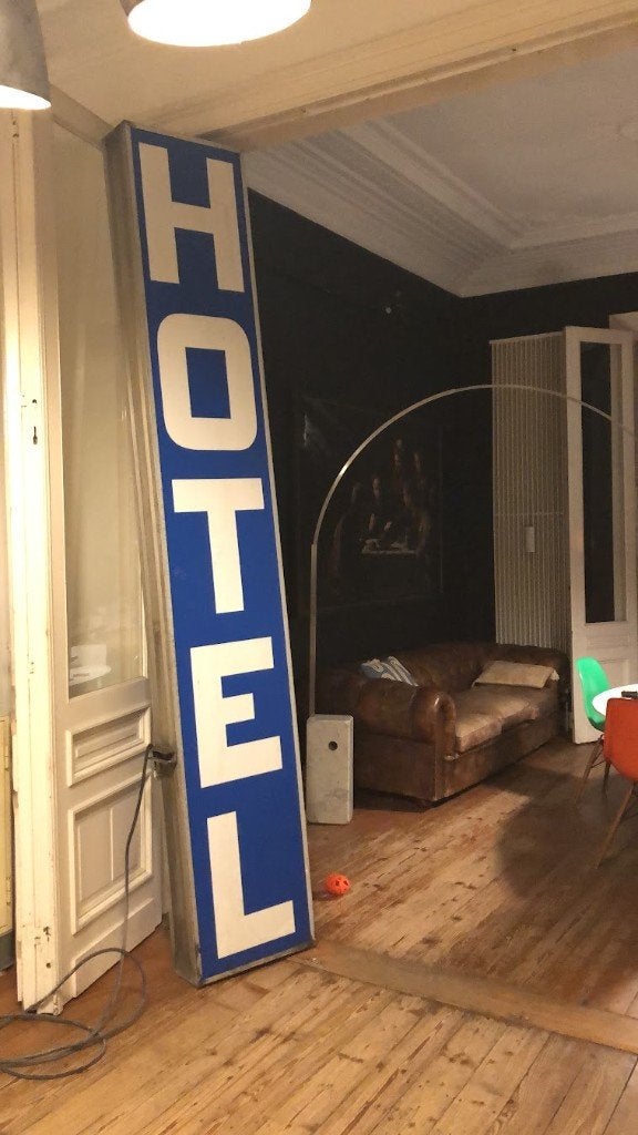 Grote vintage HOTEL lichtreclame – 300 cm, Ophalen, Gebruikt, Lichtbak of (neon) lamp